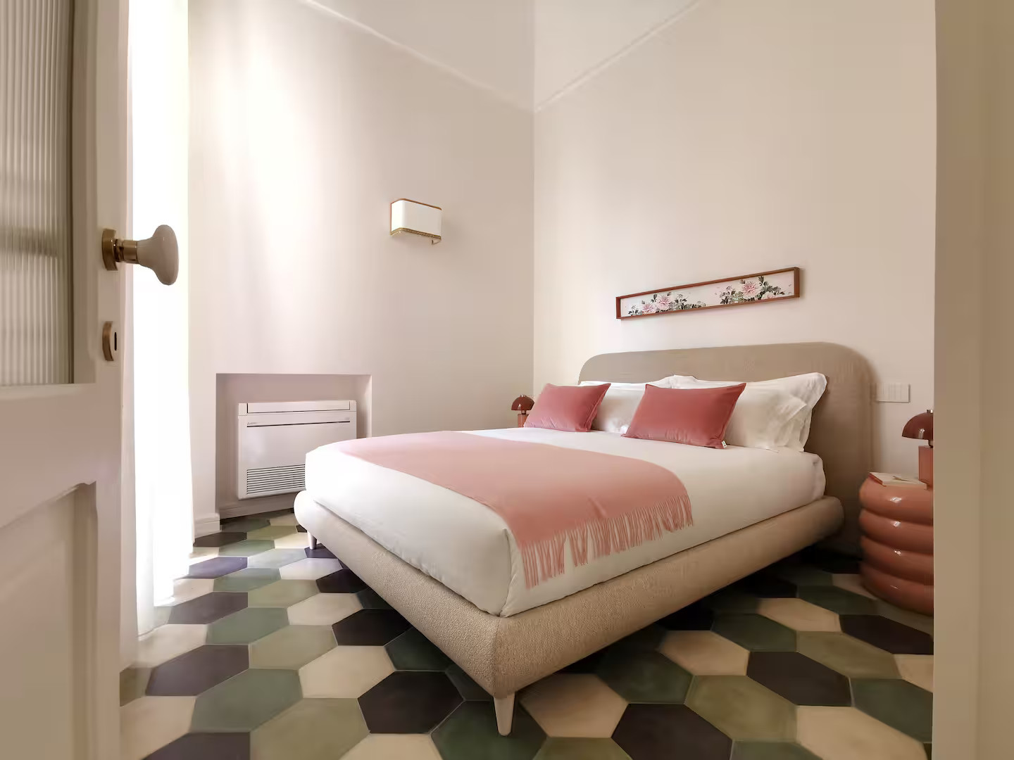 chambre rose appartement Lecce Italie dans un ancien palais décoration design et vintage sol tomettes vertes blanches et noires chambre rose appartement Lecce Italie dans un ancien palais décoration design et vintage sol tomettes vertes blanches et noires