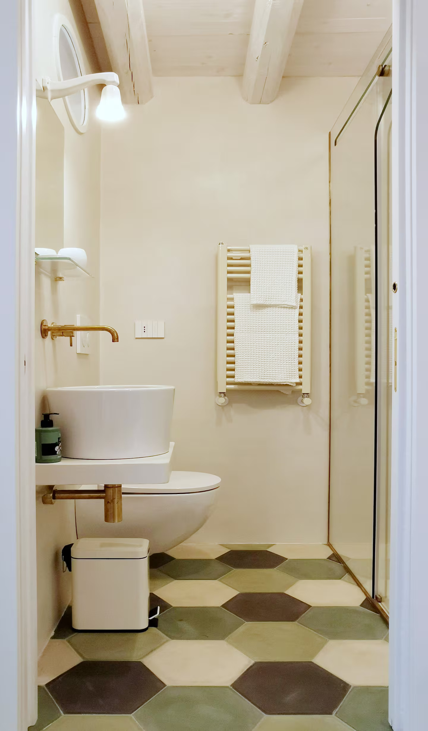salle de bain appartement Lecce Italie dans un ancien palais décoration design sol tomettes vertes blanches et noires salle de bain appartement Lecce Italie dans un ancien palais décoration design sol tomettes vertes blanches et noires