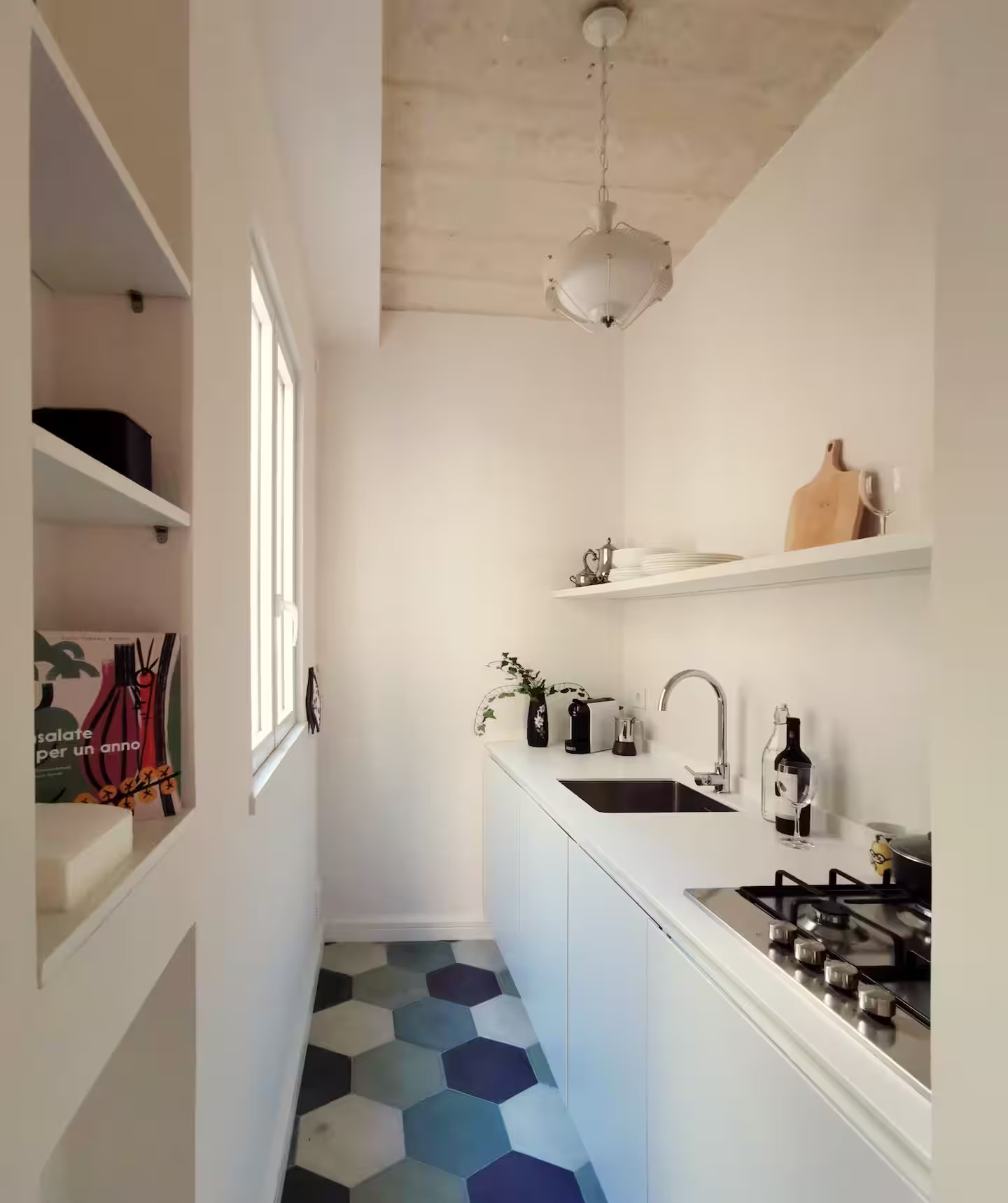 cuisine appartement Lecce Italie dans un ancien palais décoration design sol tomettes vertes blanches et noires cuisine appartement Lecce Italie dans un ancien palais décoration design sol tomettes vertes blanches et noires