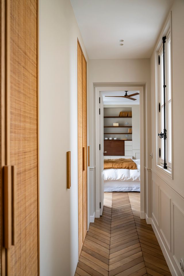 couloir appartement haussmannien décoration contemporaine Paris Photo : ©Julien Pepy