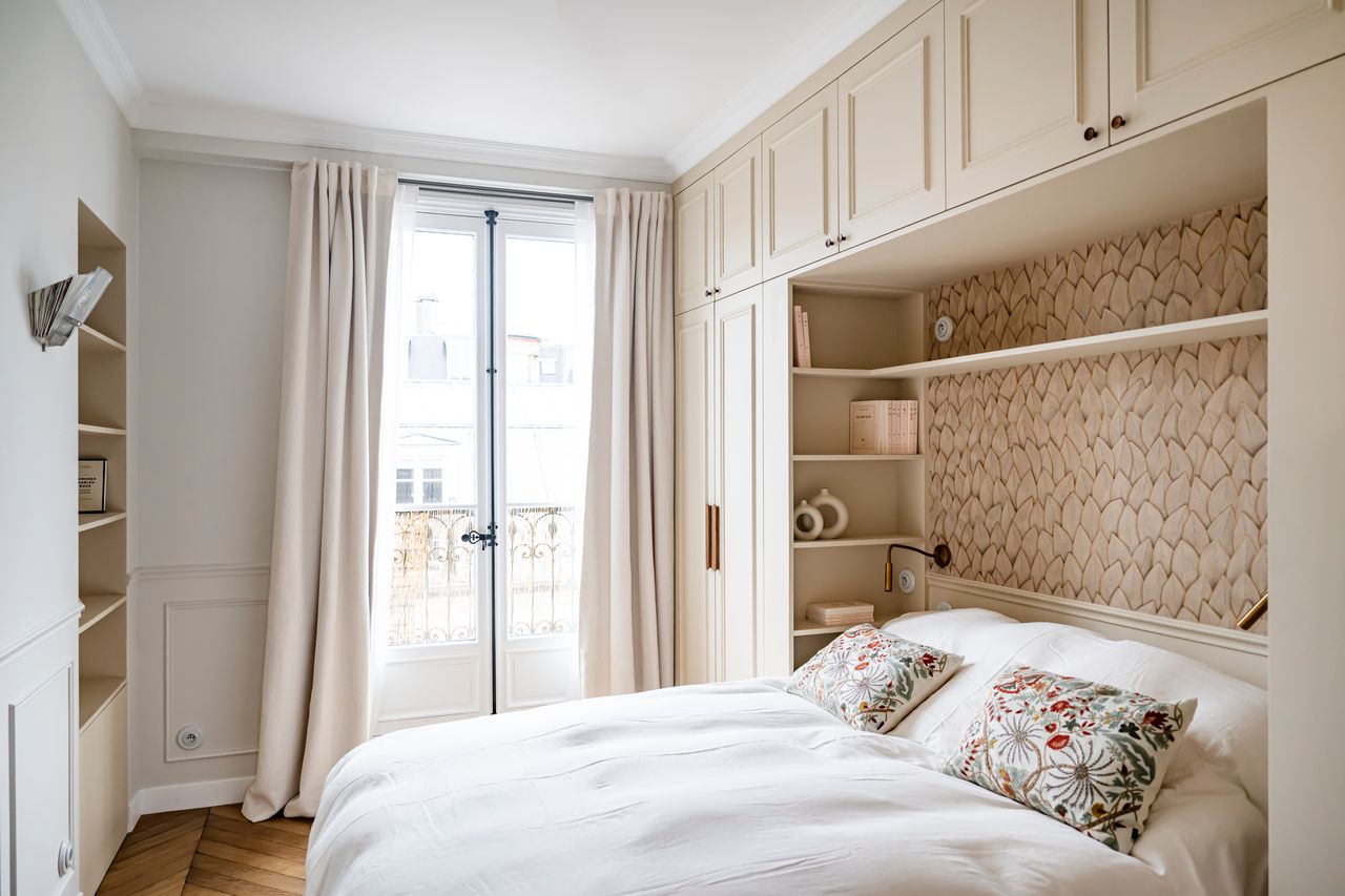 chambre avec meuble-pont appartement haussmannien décoration contemporaine Paris Photo : ©Julien Pepy