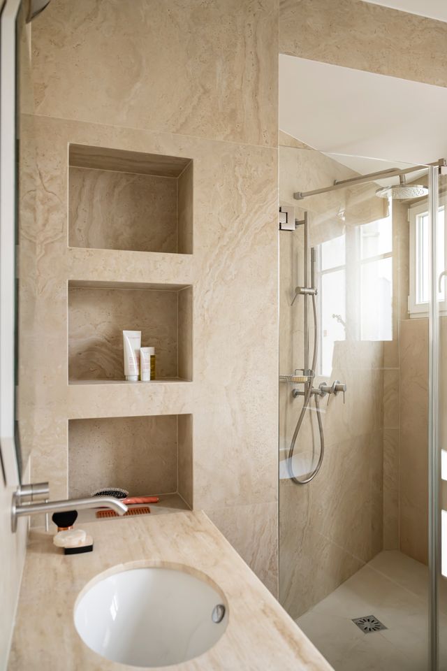 salle de bain marbre beige appartement haussmannien décoration contemporaine Paris Photo : ©Julien Pepy