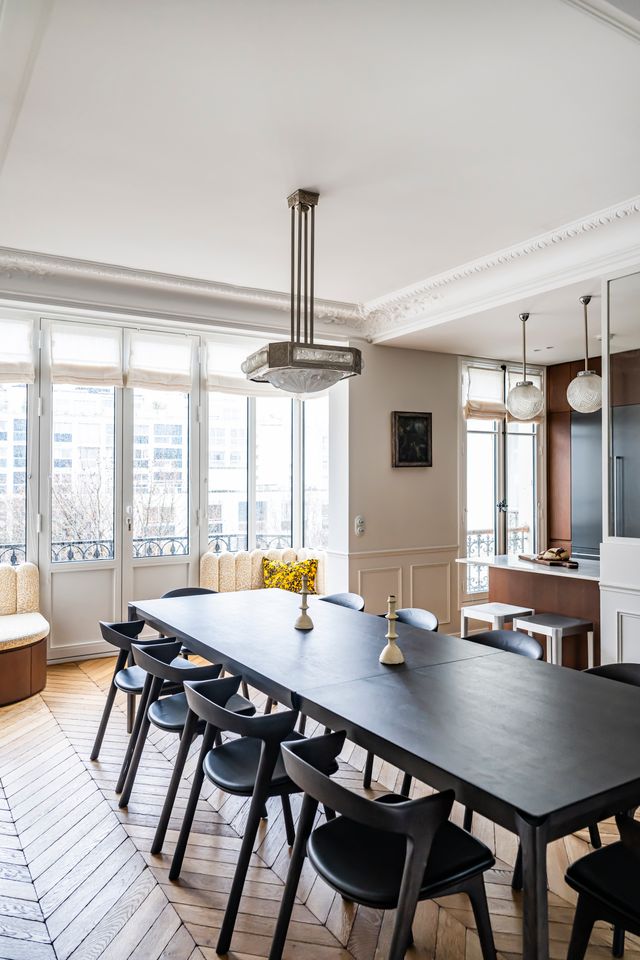 salle à manger et cuisine semi ouverte appartement haussmannien décoration contemporaine Paris Photo : ©Julien Pepy