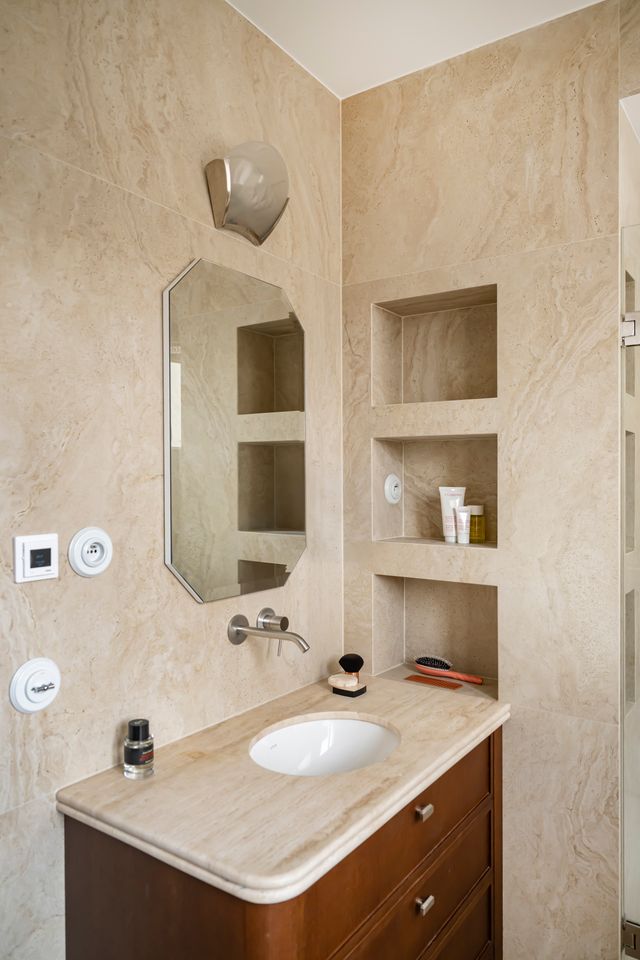 salle de bain marbre beige appartement haussmannien décoration contemporaine Paris Photo : ©Julien Pepy