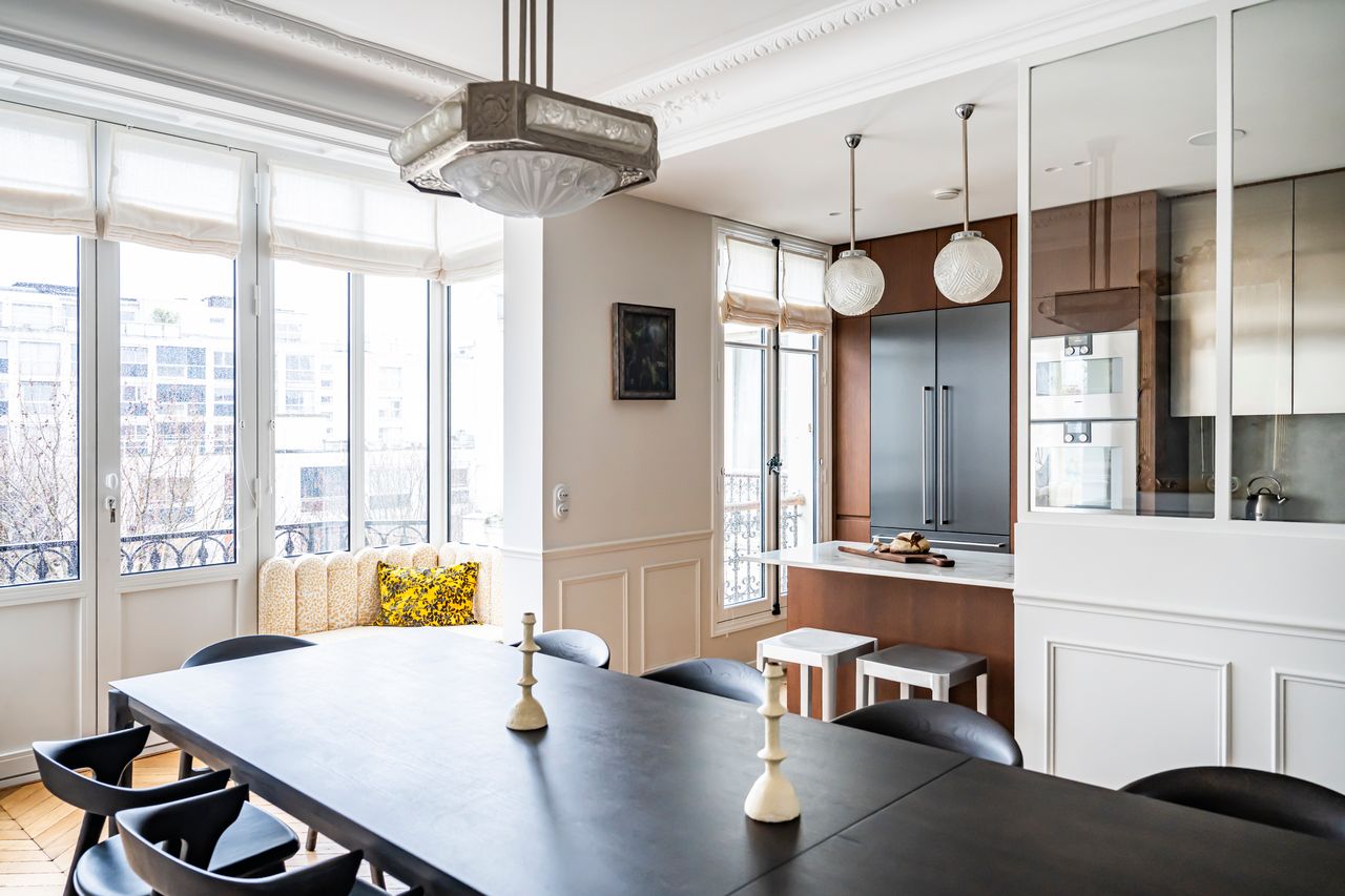 salle à manger et cuisine semi ouverte appartement haussmannien décoration contemporaine Paris Photo : ©Julien Pepy