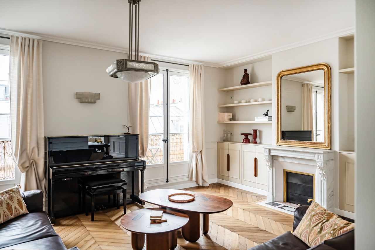 salon avec cheminée ancienne et piano appartement haussmannien décoration contemporaine Paris Photo : ©Julien Pepy