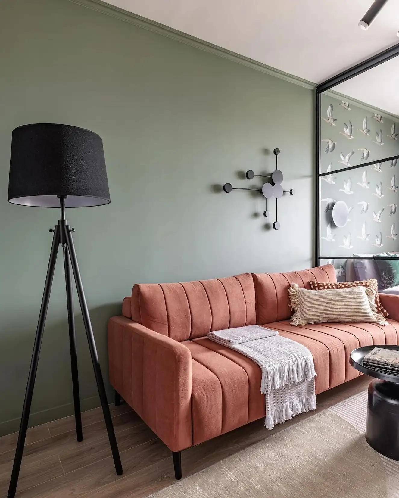 salon et chambre papier-peint vert avec des oies décoration contemporaine studio 39m2 salon et chambre papier-peint vert avec des oies décoration contemporaine studio 39m2