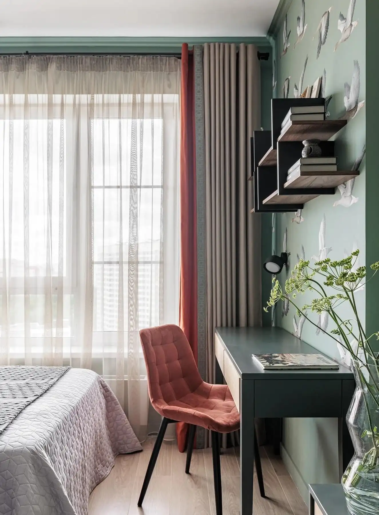 bureau et chambre papier-peint vert avec des oies décoration contemporaine studio 39m2 bureau et chambre papier-peint vert avec des oies décoration contemporaine studio 39m2