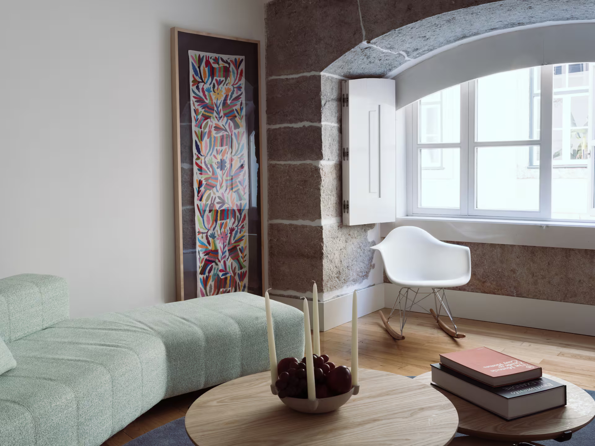 Un appartement entre pierre brute et tons pastel à Lisbonne