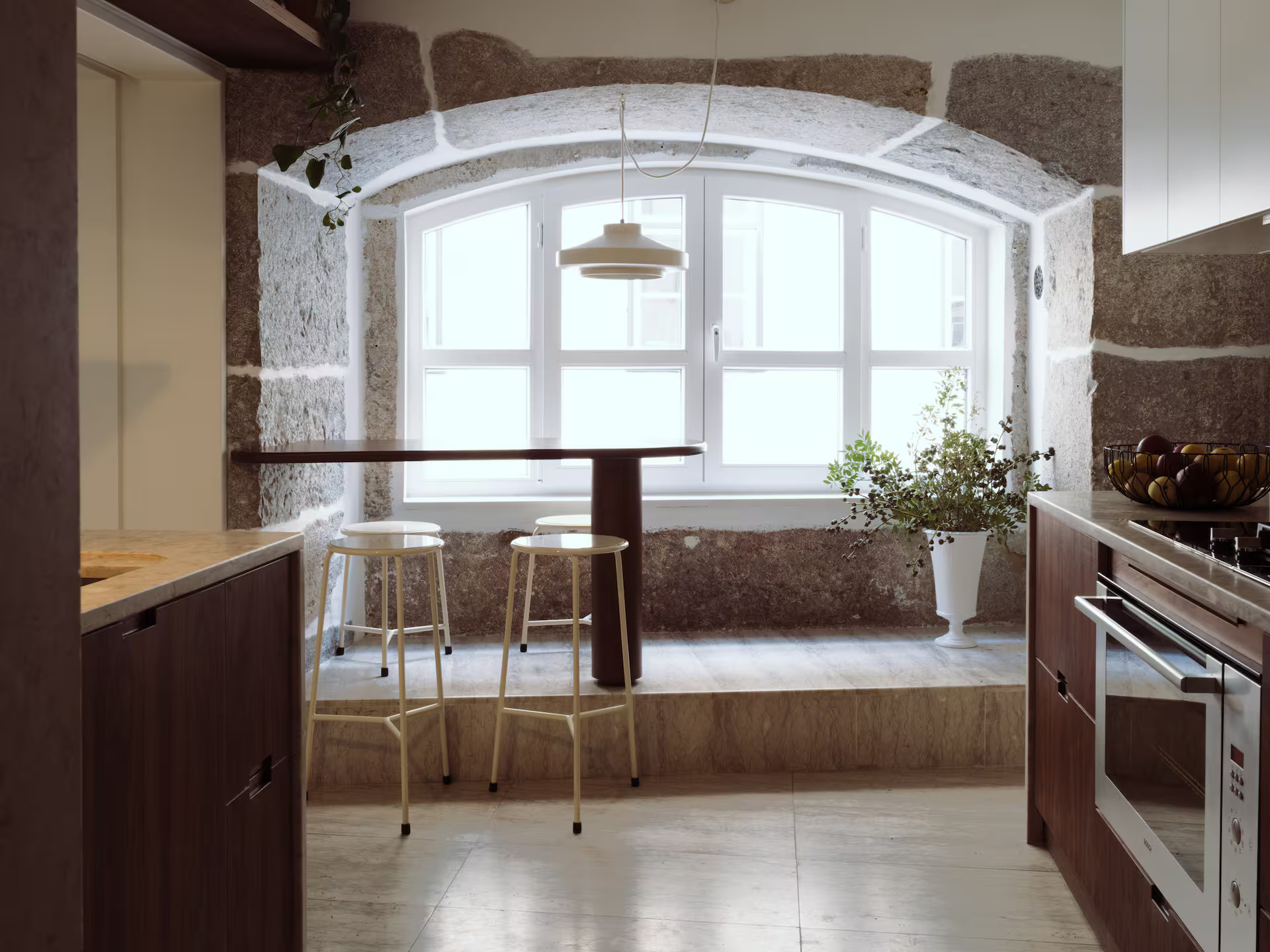 cuisine noyer avec fenêtres cintrées en pierre appartement ancien à Lisbonne