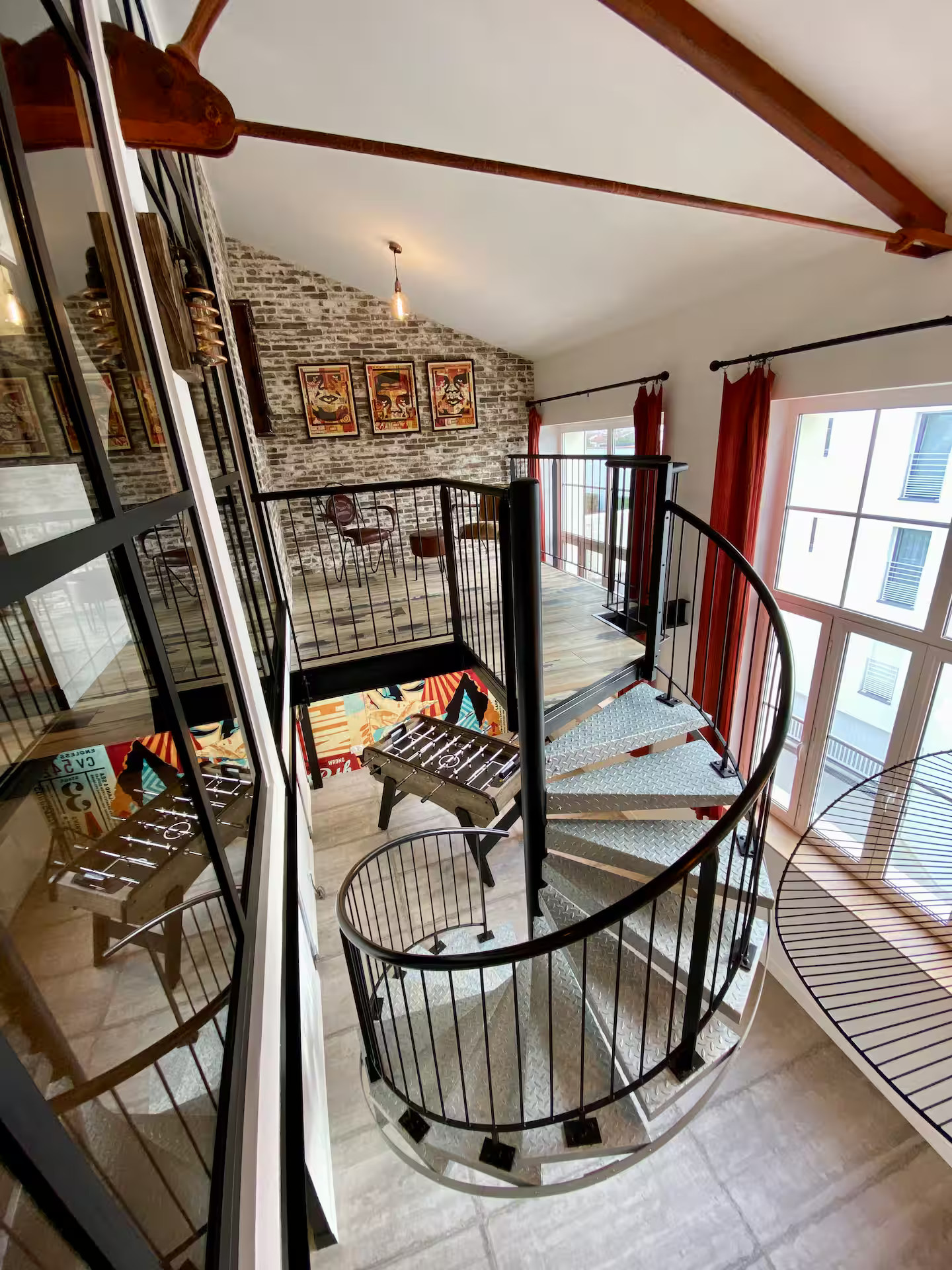 salon avec mezzanine et escalier et verrière décoration loft appartement en duplex Royan dans une ancienne école