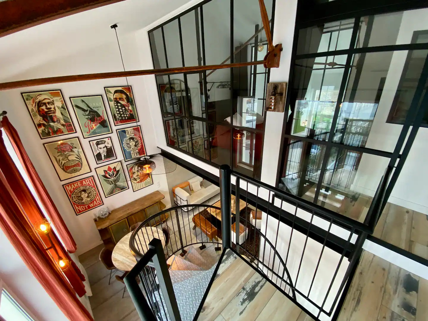 salon avec mezzanine et escalier et verrière décoration loft appartement en duplex Royan dans une ancienne école