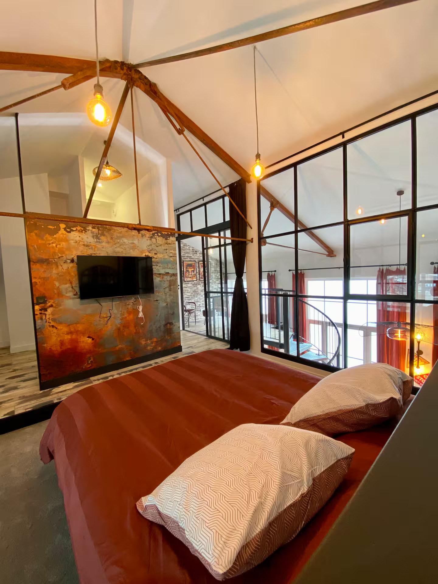 chambre sur mezzanine avec verrière décoration loft appartement en duplex Royan dans une ancienne école