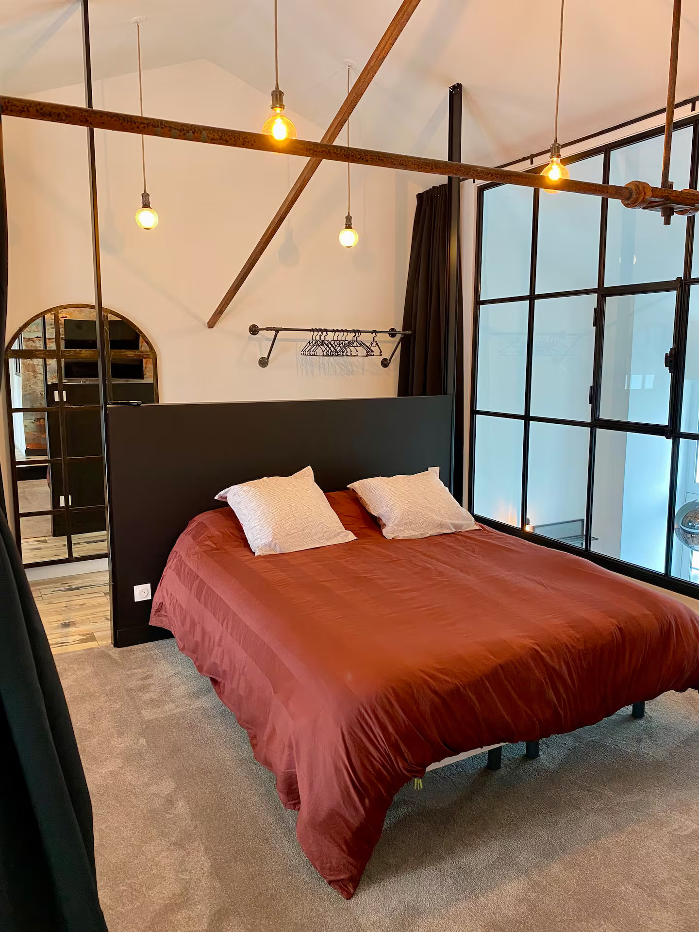 chambre sur mezzanine avec verrière décoration loft appartement en duplex Royan dans une ancienne école