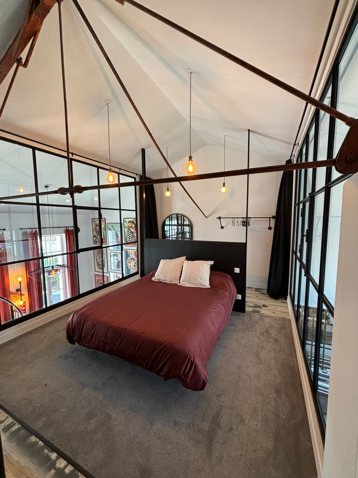 chambre sur mezzanine avec verrière décoration loft appartement en duplex Royan dans une ancienne école