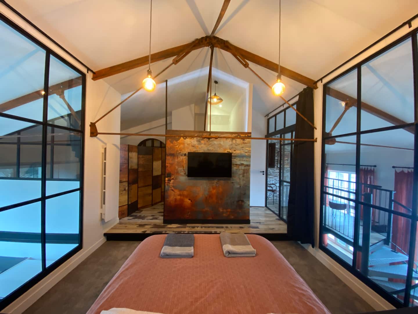 chambre sur mezzanine avec verrière décoration loft appartement en duplex Royan dans une ancienne école