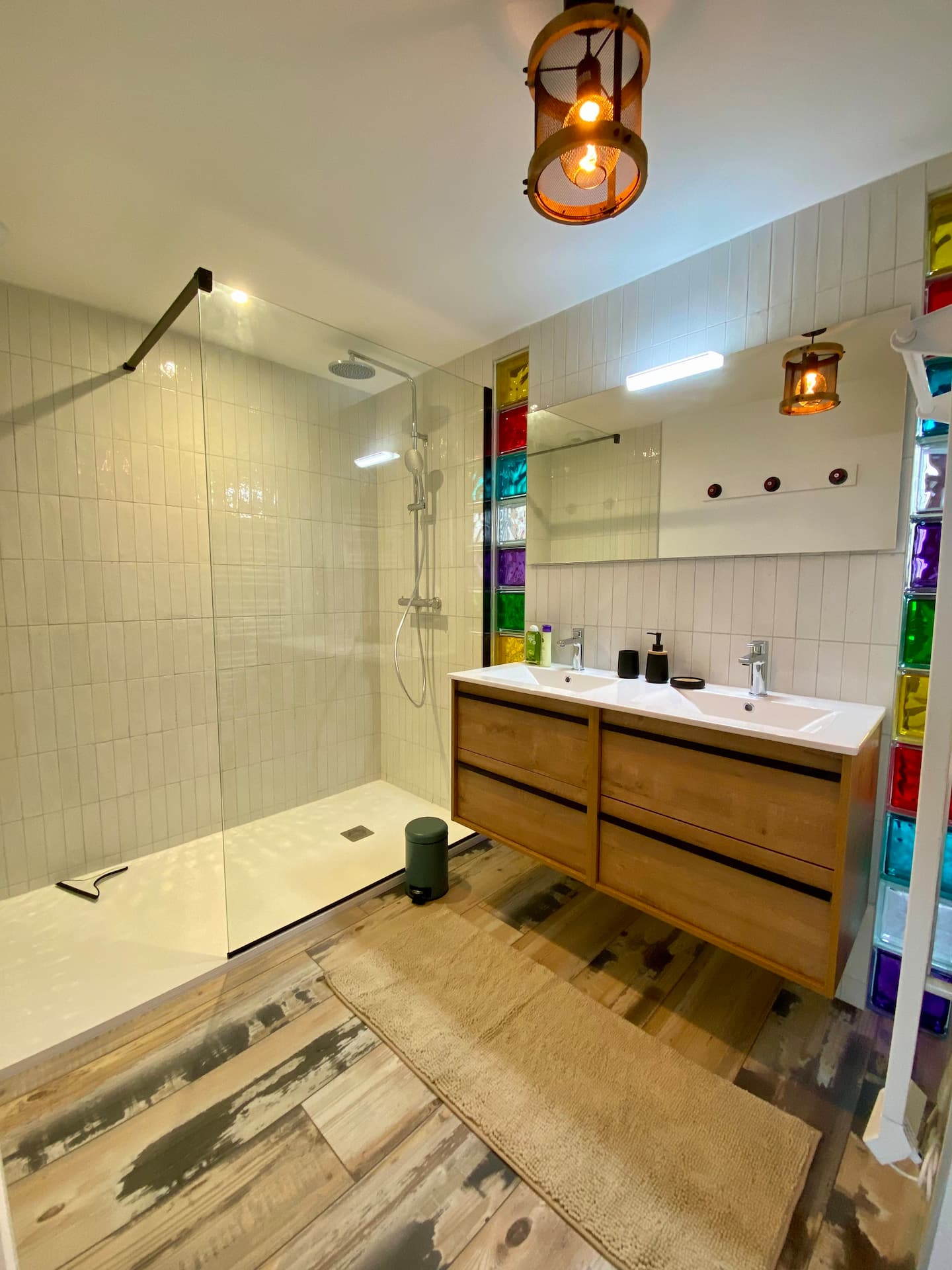 salle de bain moderne avec pavés de verre colorés