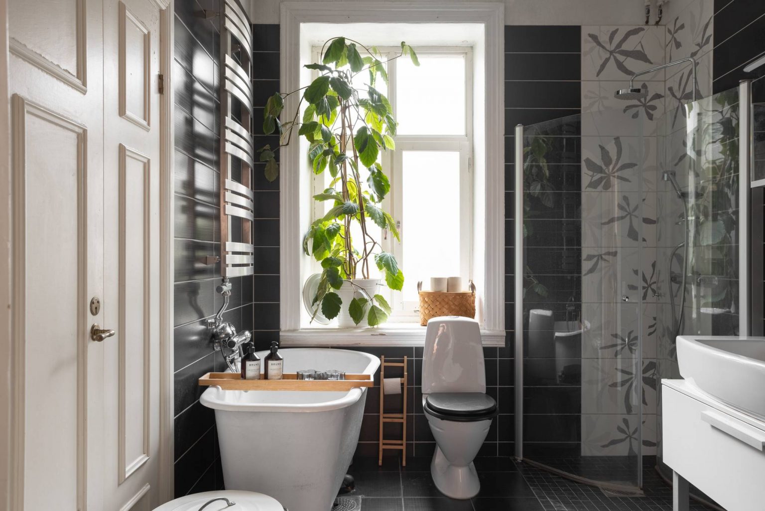 salle de bain design noir et blanche