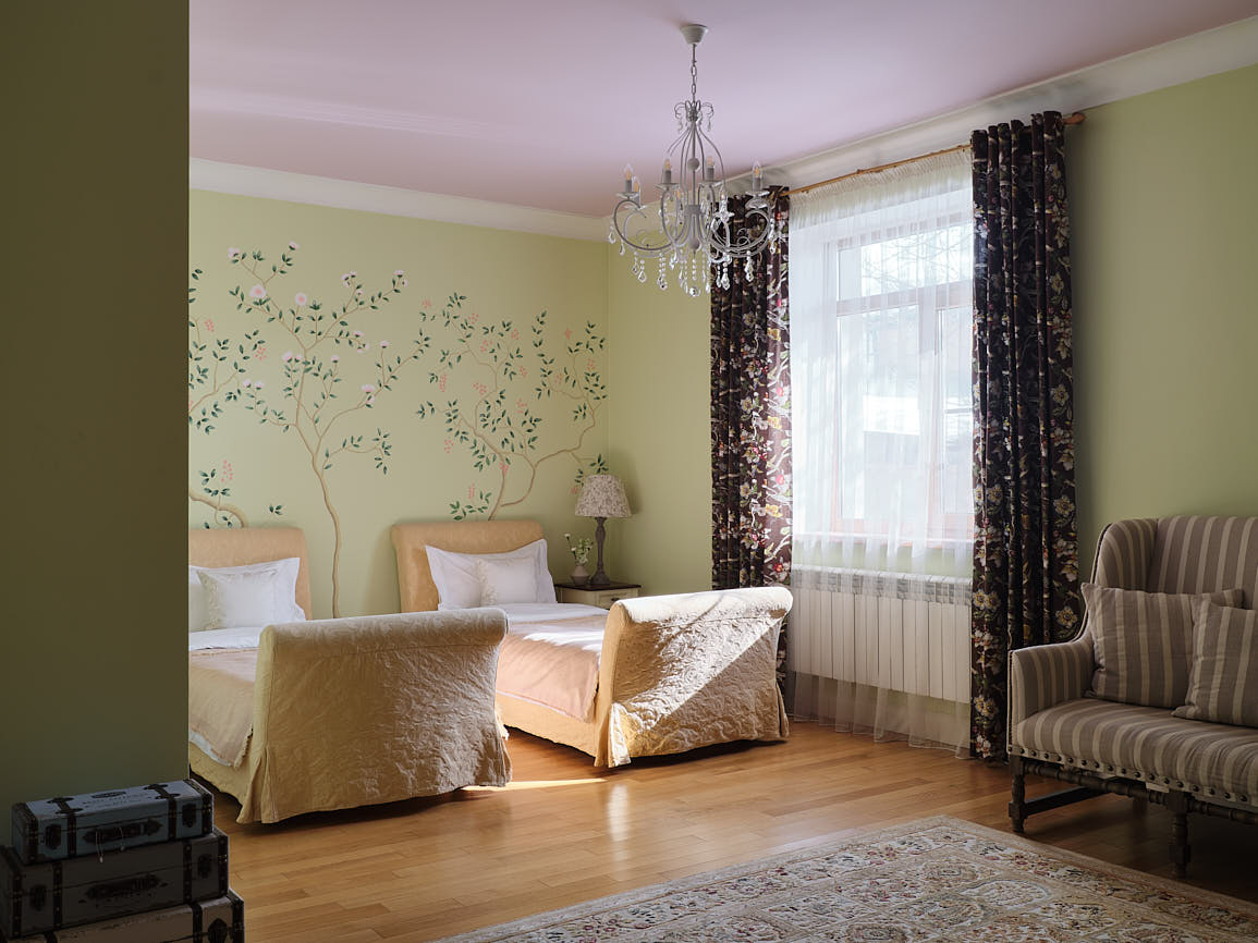 chambre enfant avec fresque et deux lits appartement vintage à Almaty décoration inspirée par la France chambre enfant avec fresque et deux lits appartement vintage à Almaty décoration inspirée par la France