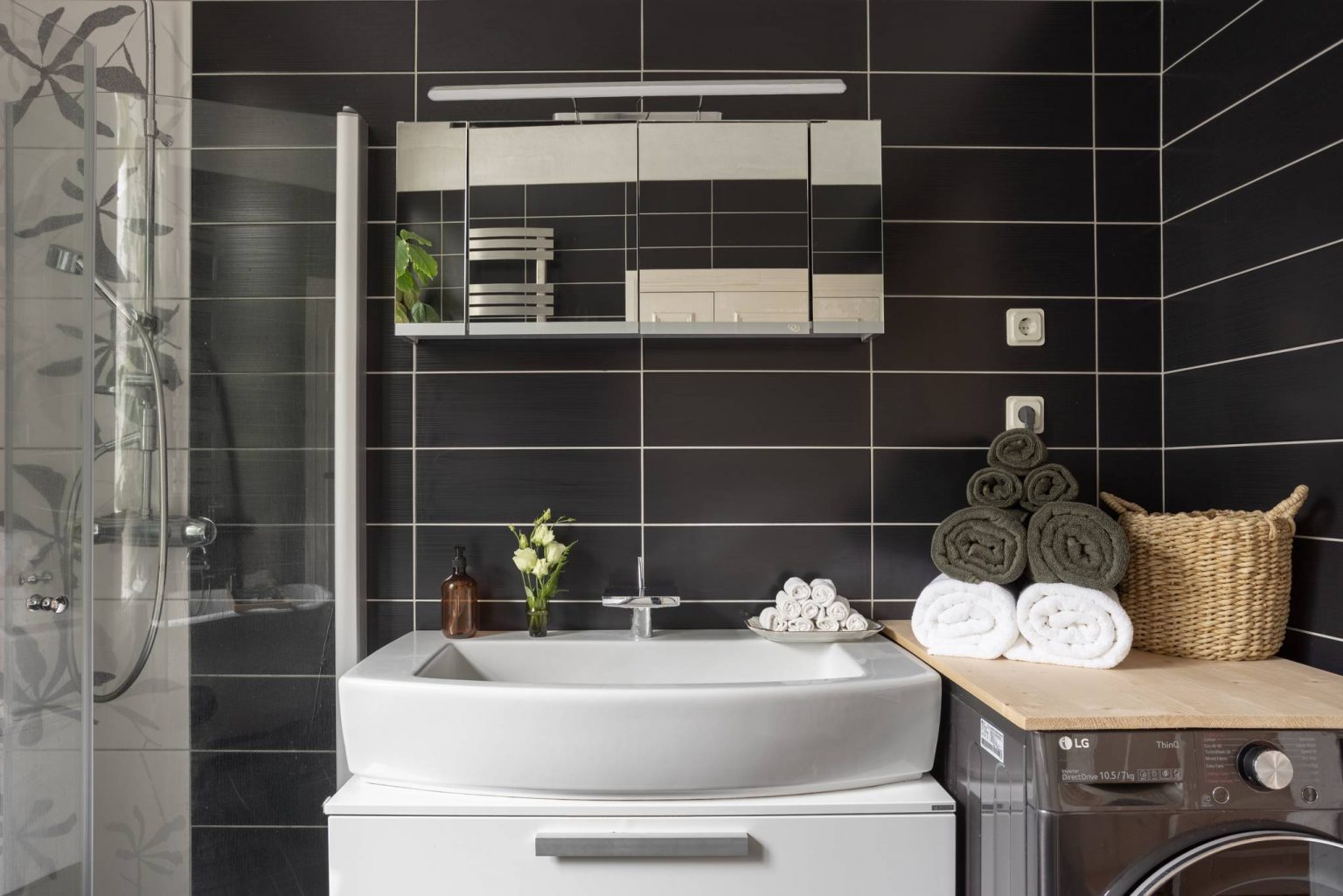 salle de bain moderne noire et blanche