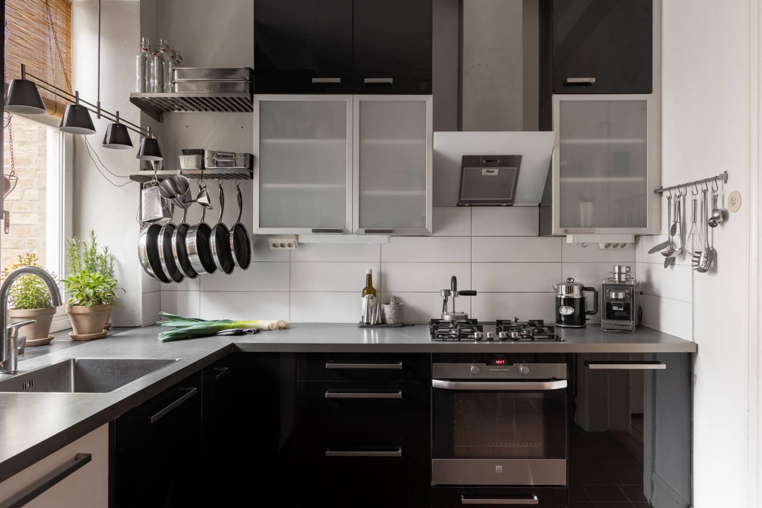 cuisine noire et blanche moderne
