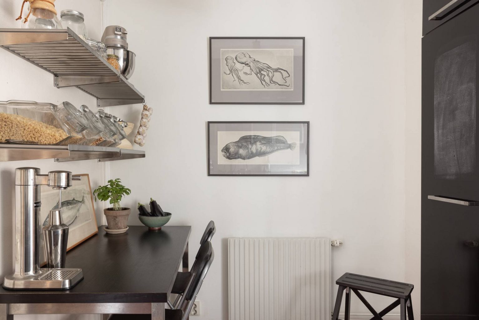 cuisine moderne noire et blanche avec espace repas sur table haute