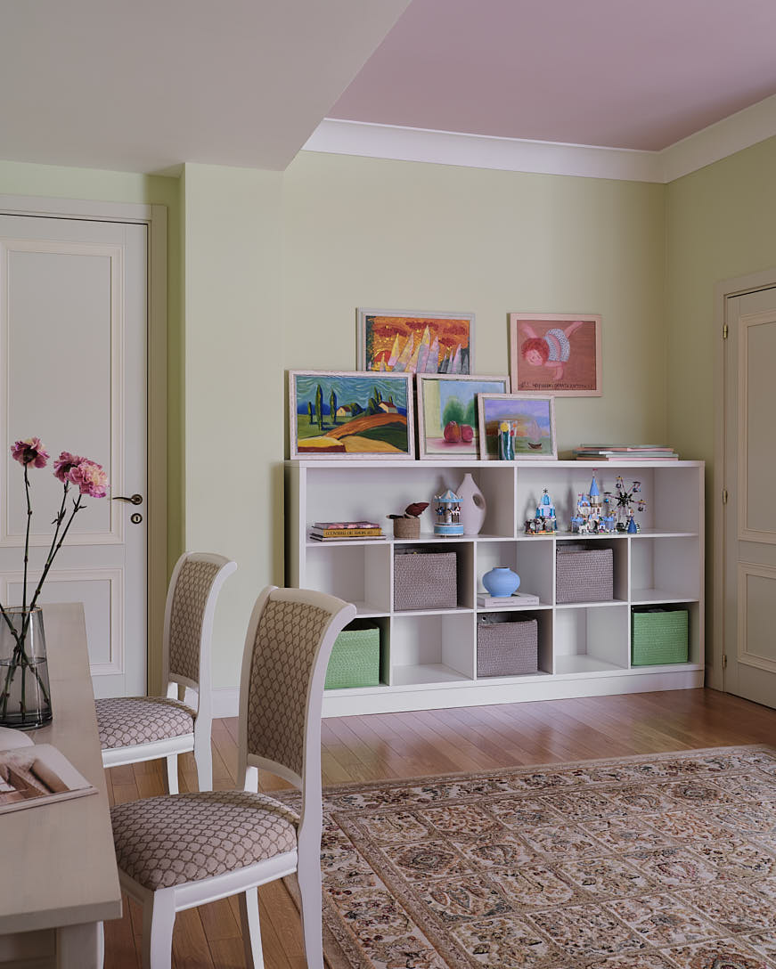 chambre enfant plafond rose appartement vintage à Almaty décoration inspirée par la France chambre enfant plafond rose appartement vintage à Almaty décoration inspirée par la France