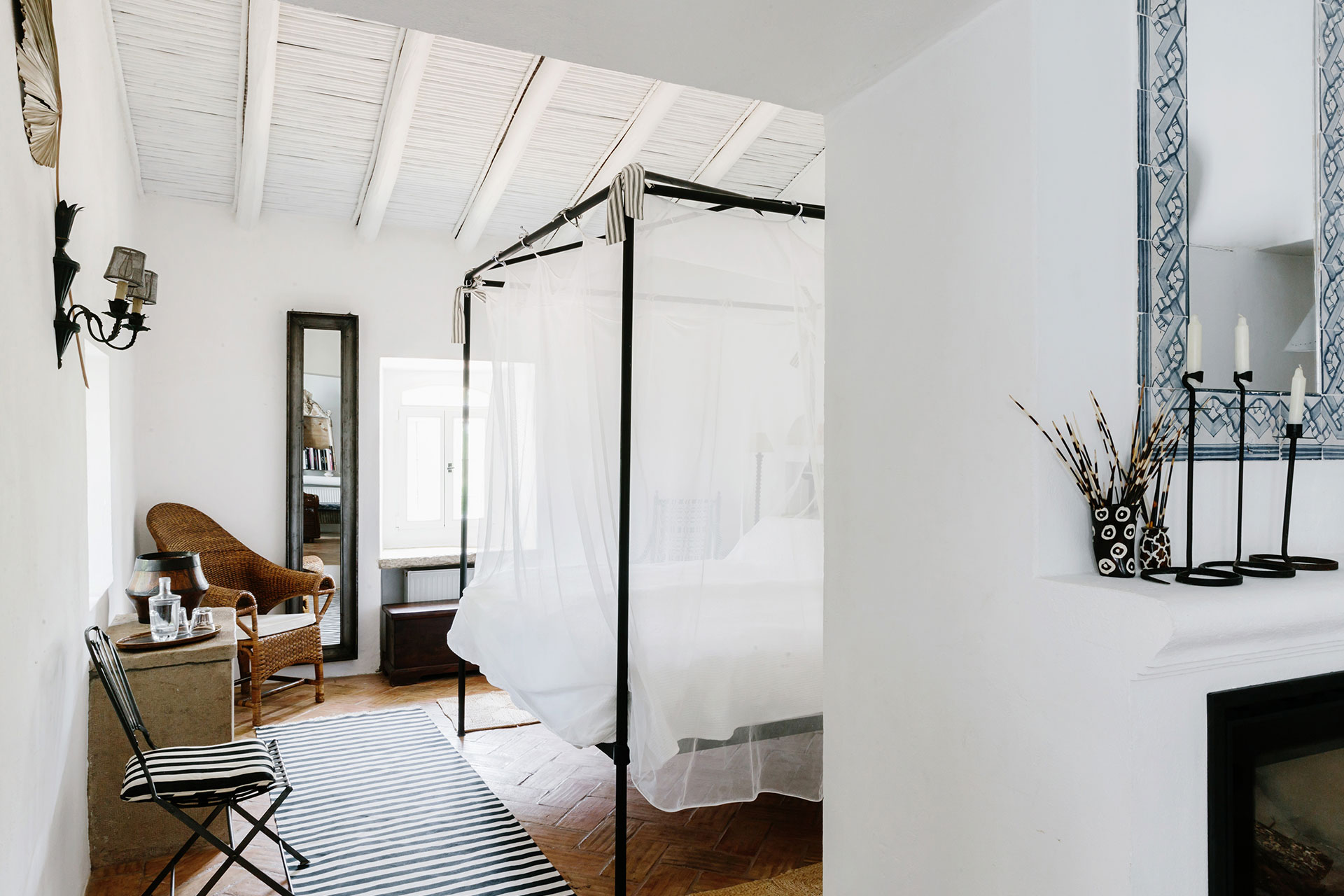 canopy bed in bedroom Monte da Palmeira
