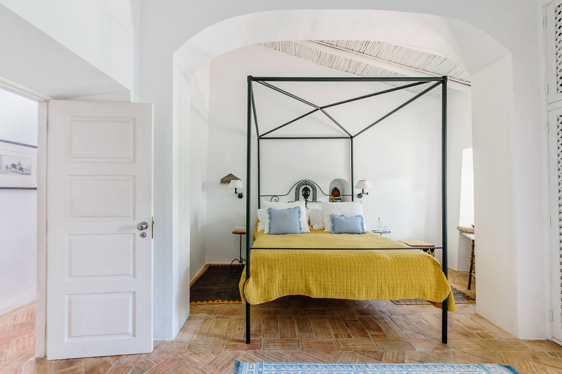 canopy bed in bedroom Monte da Palmeira