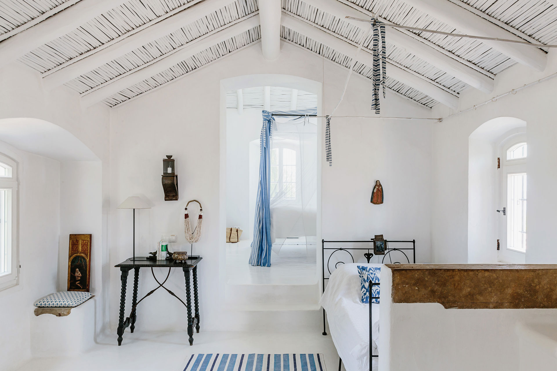 white and blue bedroom Monte da Palmeira