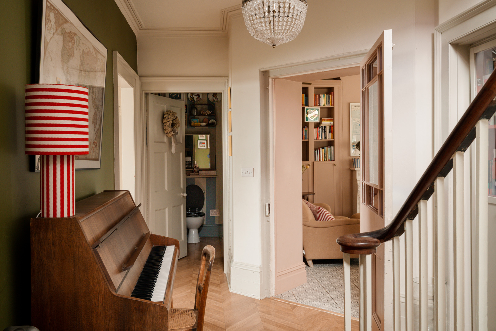 entrée avec escalier maison victorienne décoration vintage