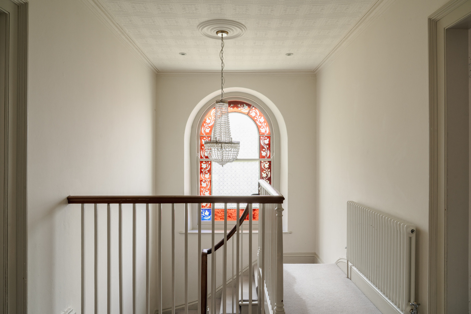 escalier avec fenêtre vitrail maison victorienne décoration vintage