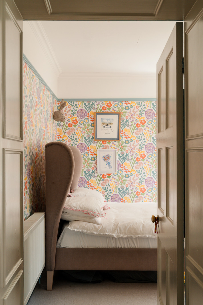 chambre papier-peint fleuri maison victorienne décoration vintage