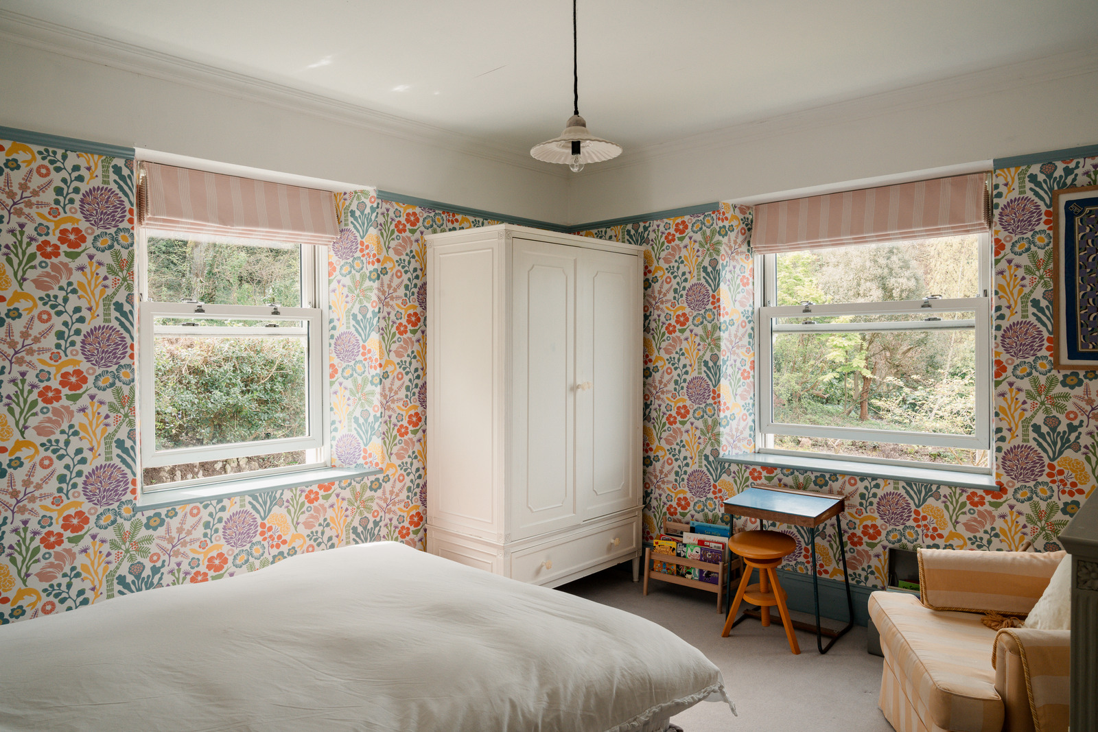 chambre papier-peint fleuri maison victorienne décoration vintage
