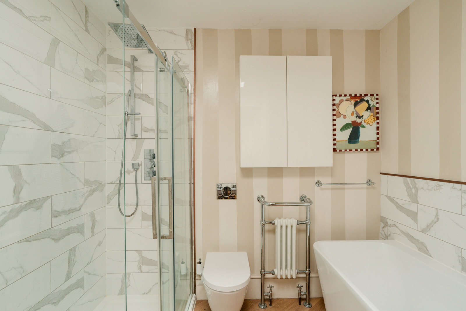 salle de bain papier-peint rayures
