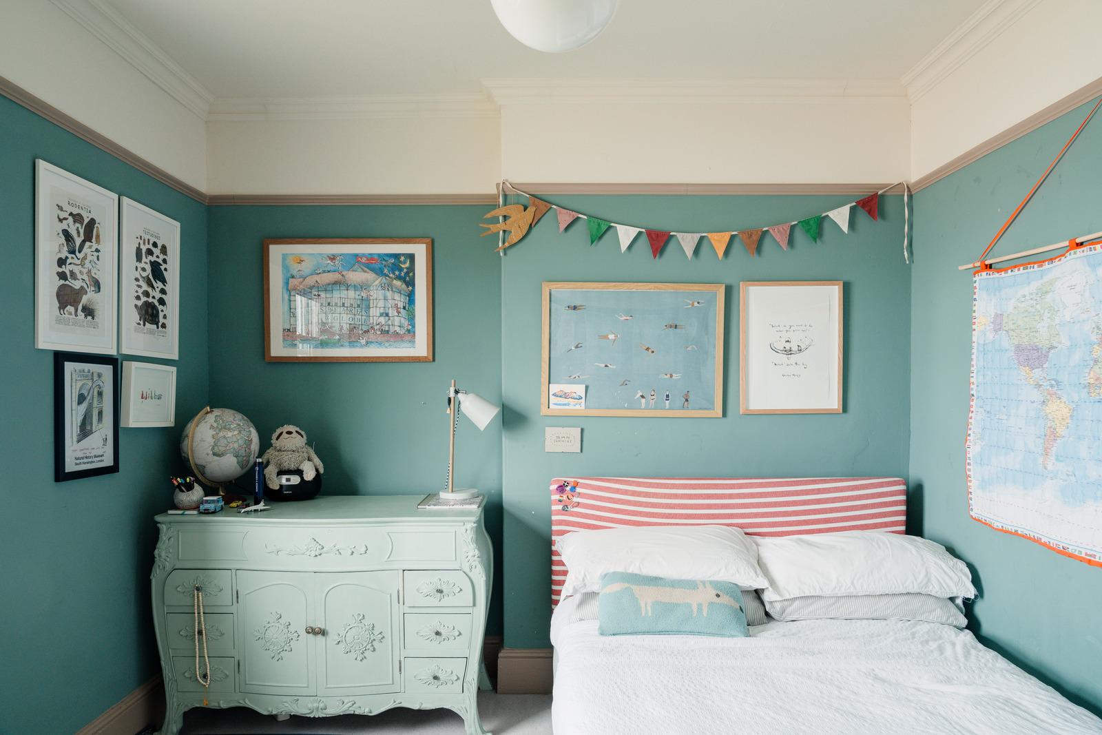 chambre bleue maison victorienne décoration vintage