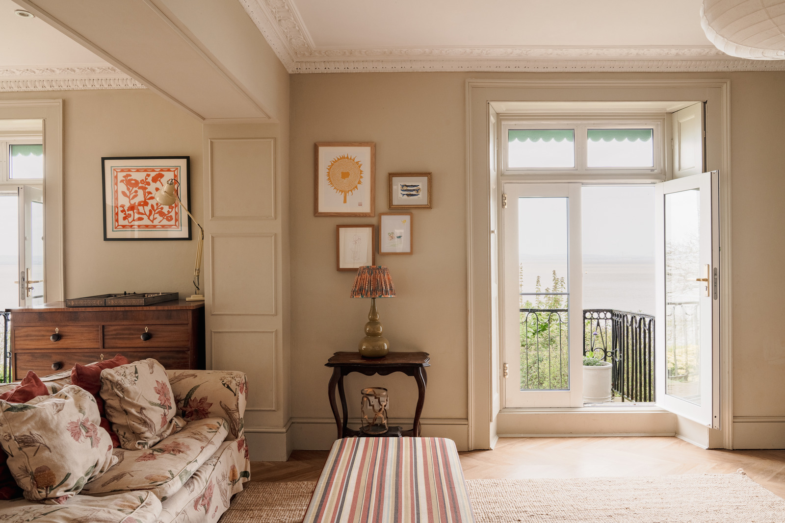 salon murs beige maison victorienne décoration vintage
