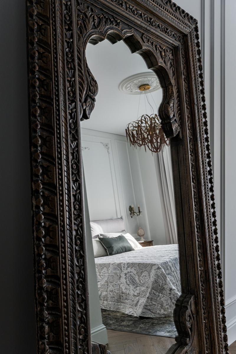 miroir ancien dans chambre grise avec moulures décoration éclectique et contemporaine