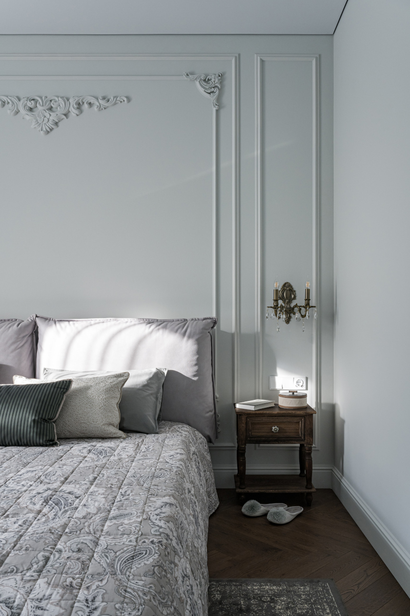 chambre grise avec moulures décoration éclectique et contemporaine