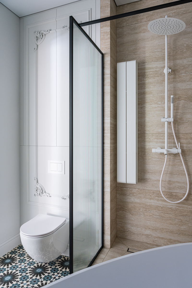 salle de bain design avec moulures et sol marbre et carreaux de ciment décoration éclectique et contemporaine