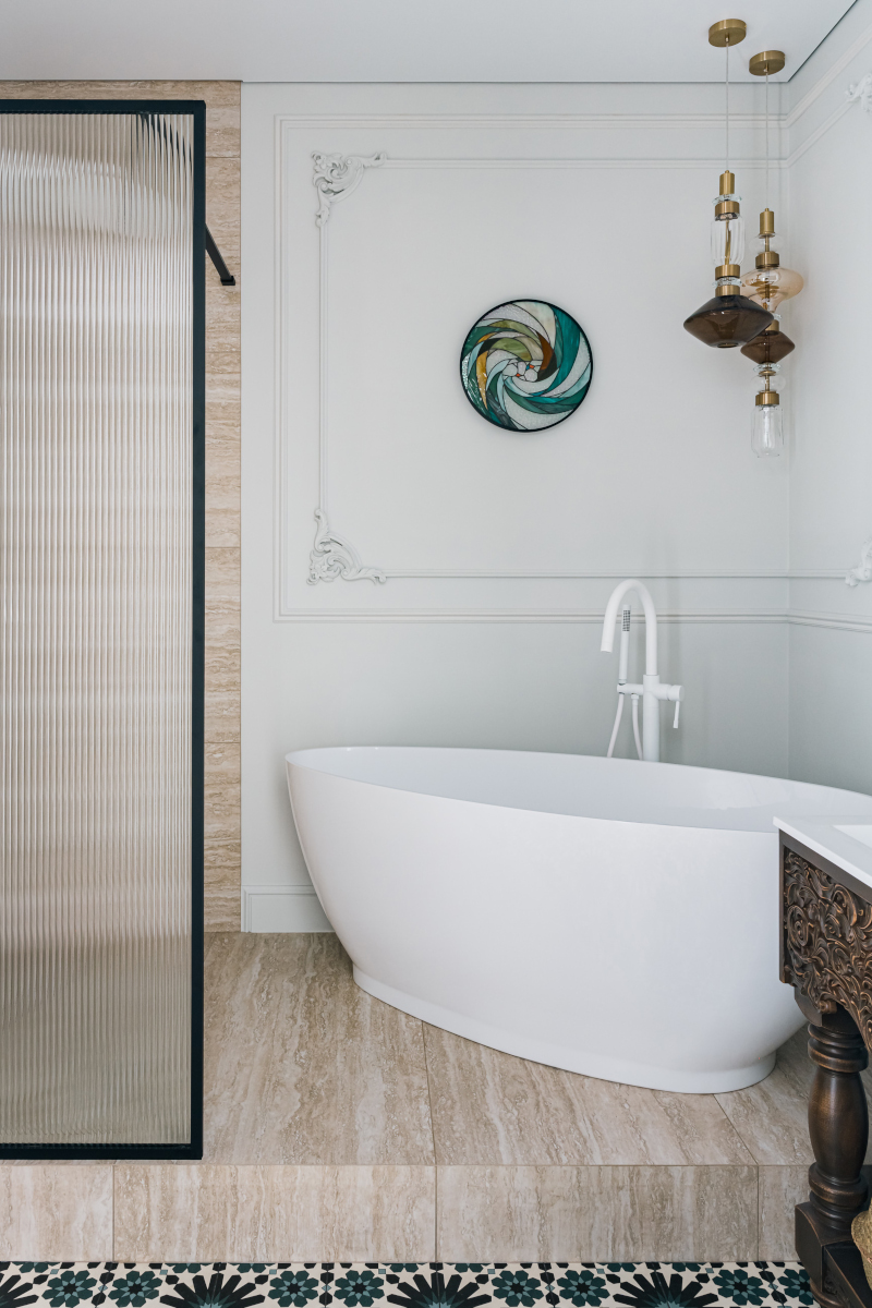 salle de bain design avec moulures et sol marbre et carreaux de ciment décoration éclectique et contemporaine