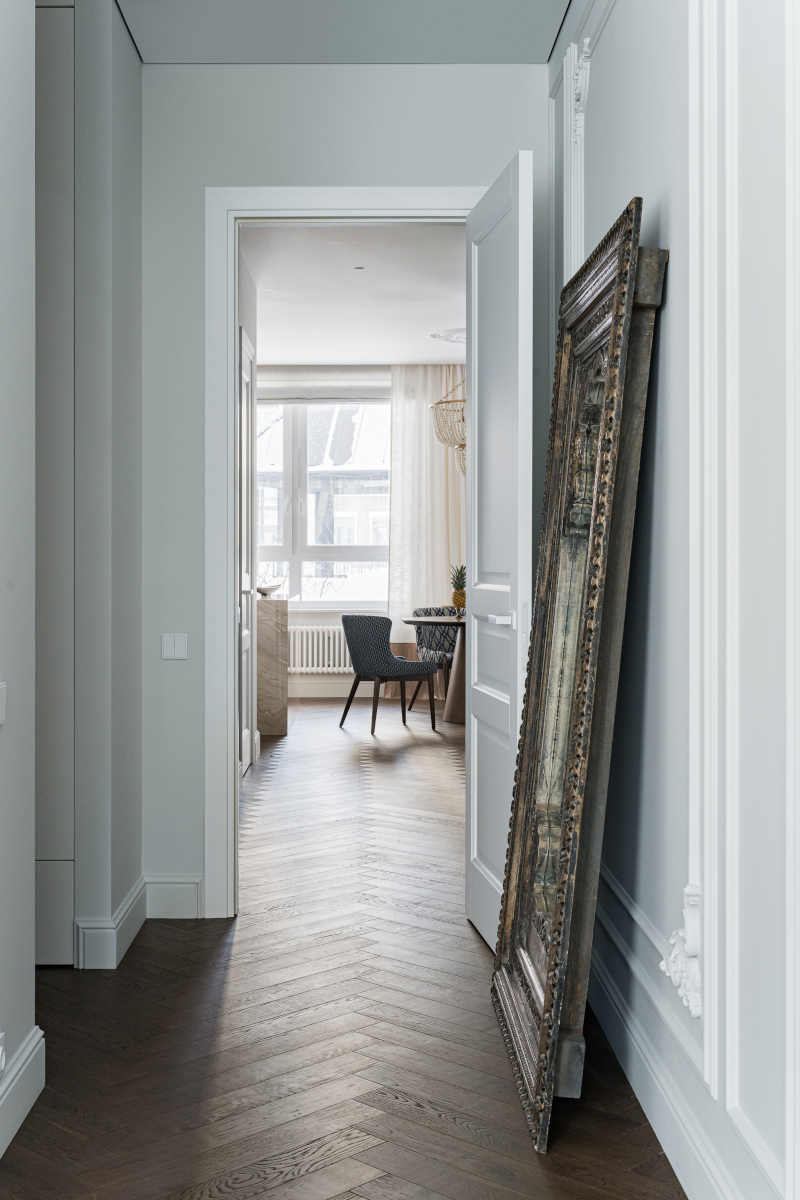 couloir avec moulures et miroir ancien décoration éclectique et contemporaine