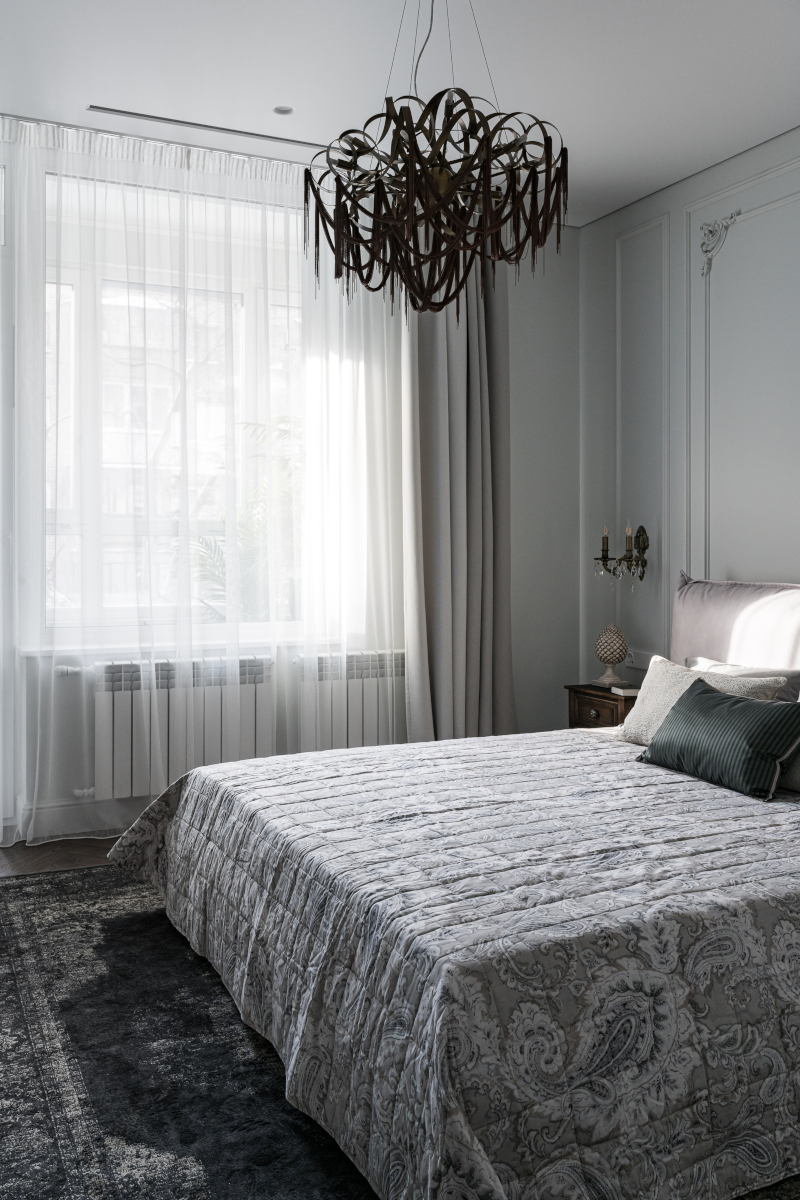 chambre grise avec moulures décoration éclectique et contemporaine