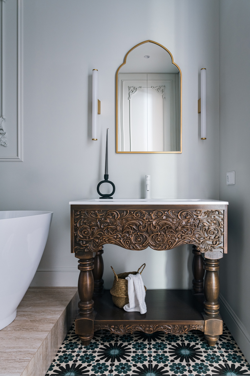 salle de bain design avec meuble ancien oriental et sol marbre et carreaux de ciment décoration éclectique et contemporaine