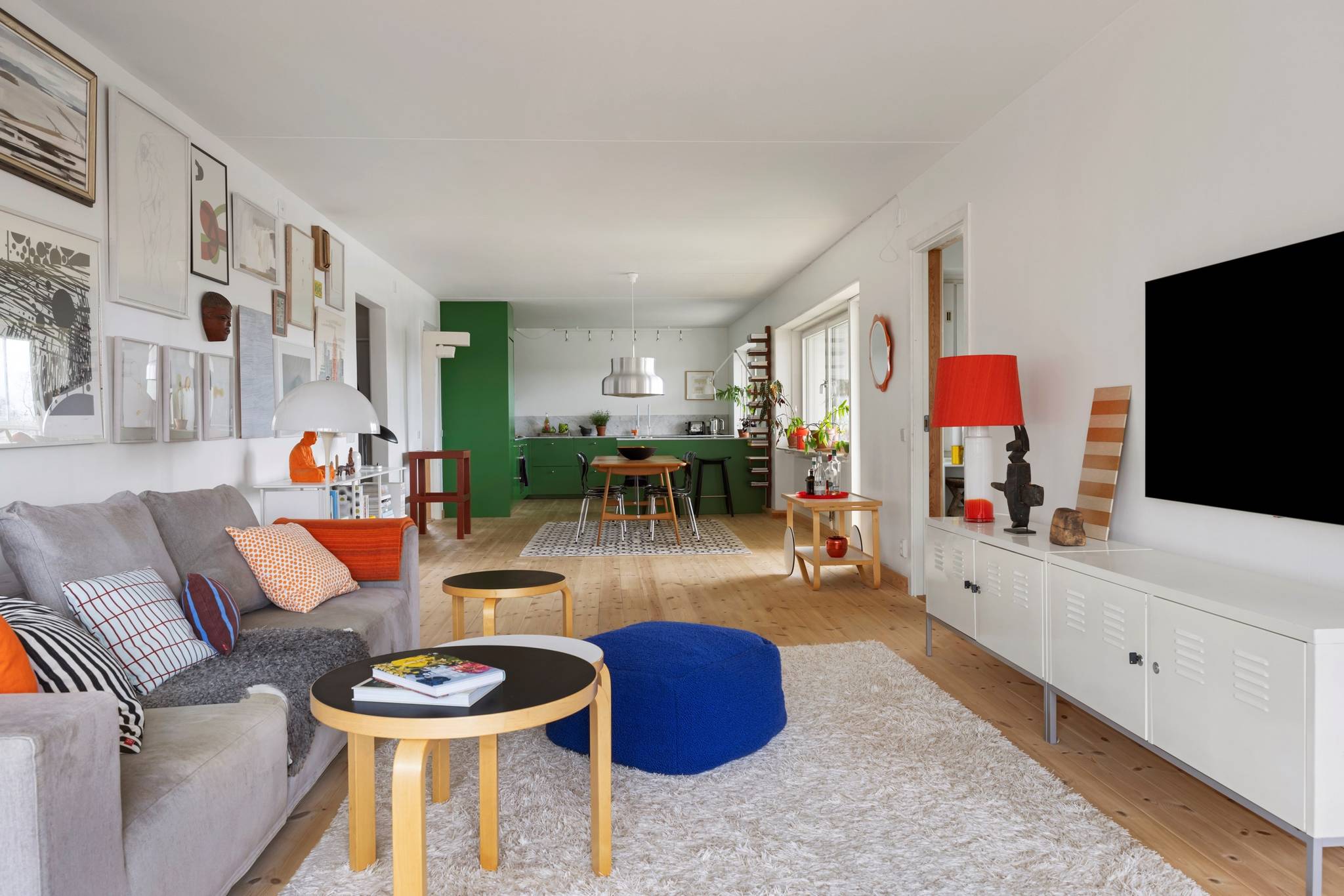 salon salle à manger et cuisine verte appartement au style sixties décoration colorée salon salle à manger et cuisine verte appartement au style sixties décoration colorée