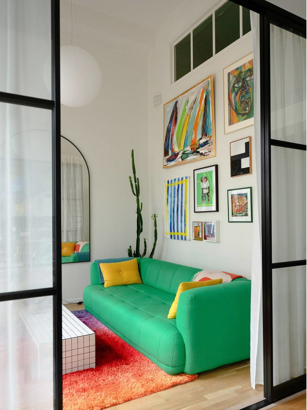 salon avec verrière appartement en duplex décoration design colorée salon avec verrière appartement en duplex décoration design colorée