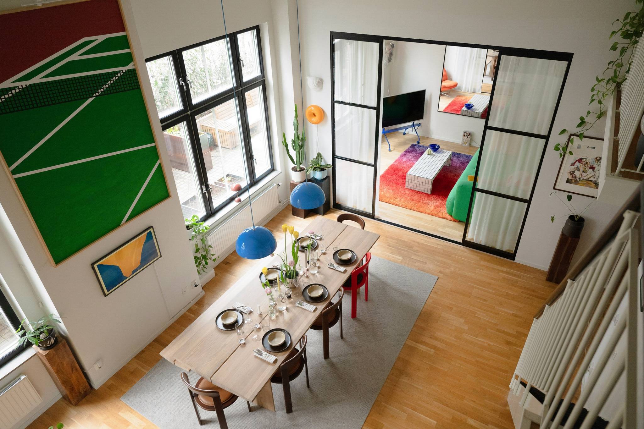 salon avec verrière appartement en duplex décoration design colorée salon avec verrière appartement en duplex décoration design colorée
