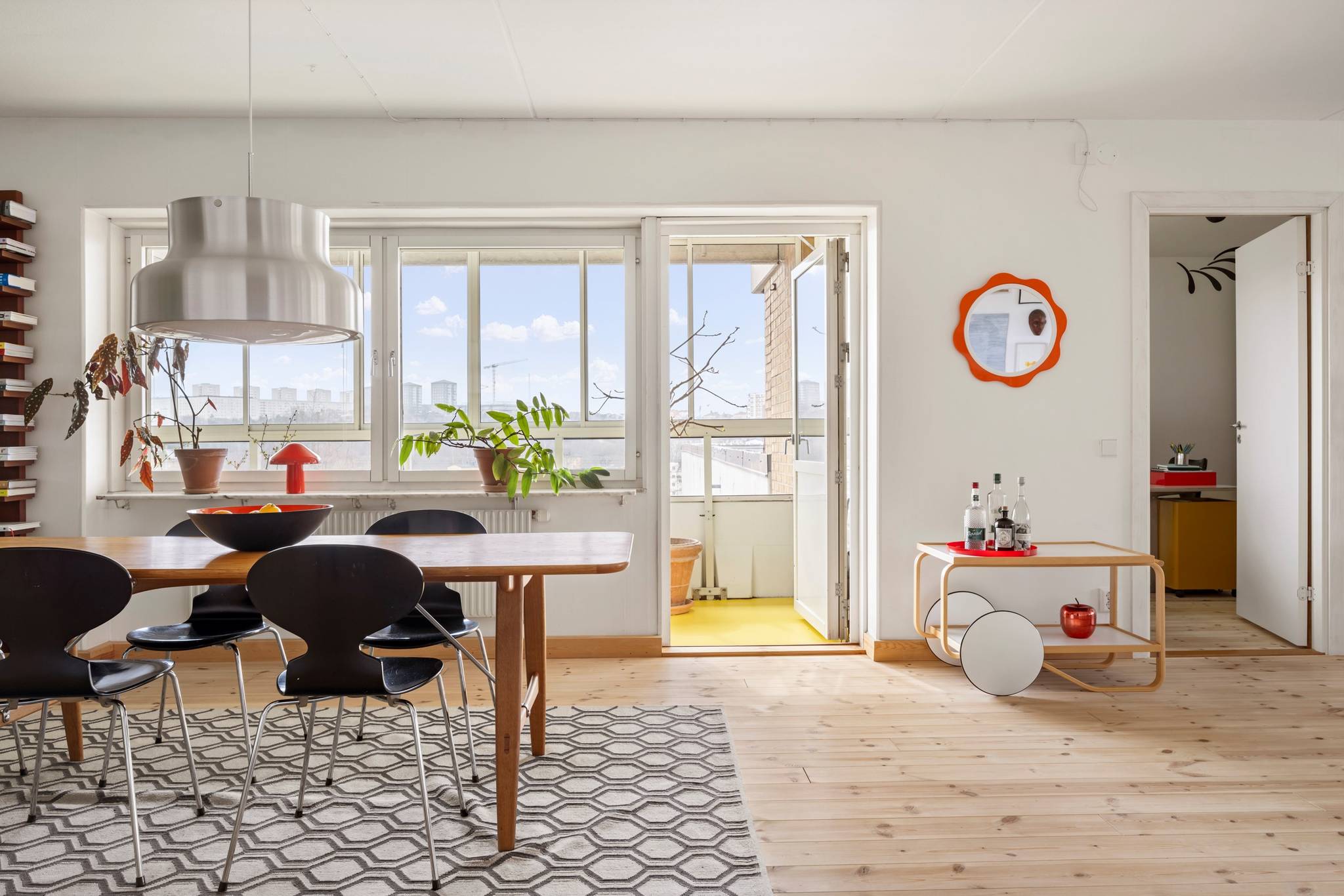 salle à manger appartement au style sixties décoration colorée salle à manger appartement au style sixties décoration colorée