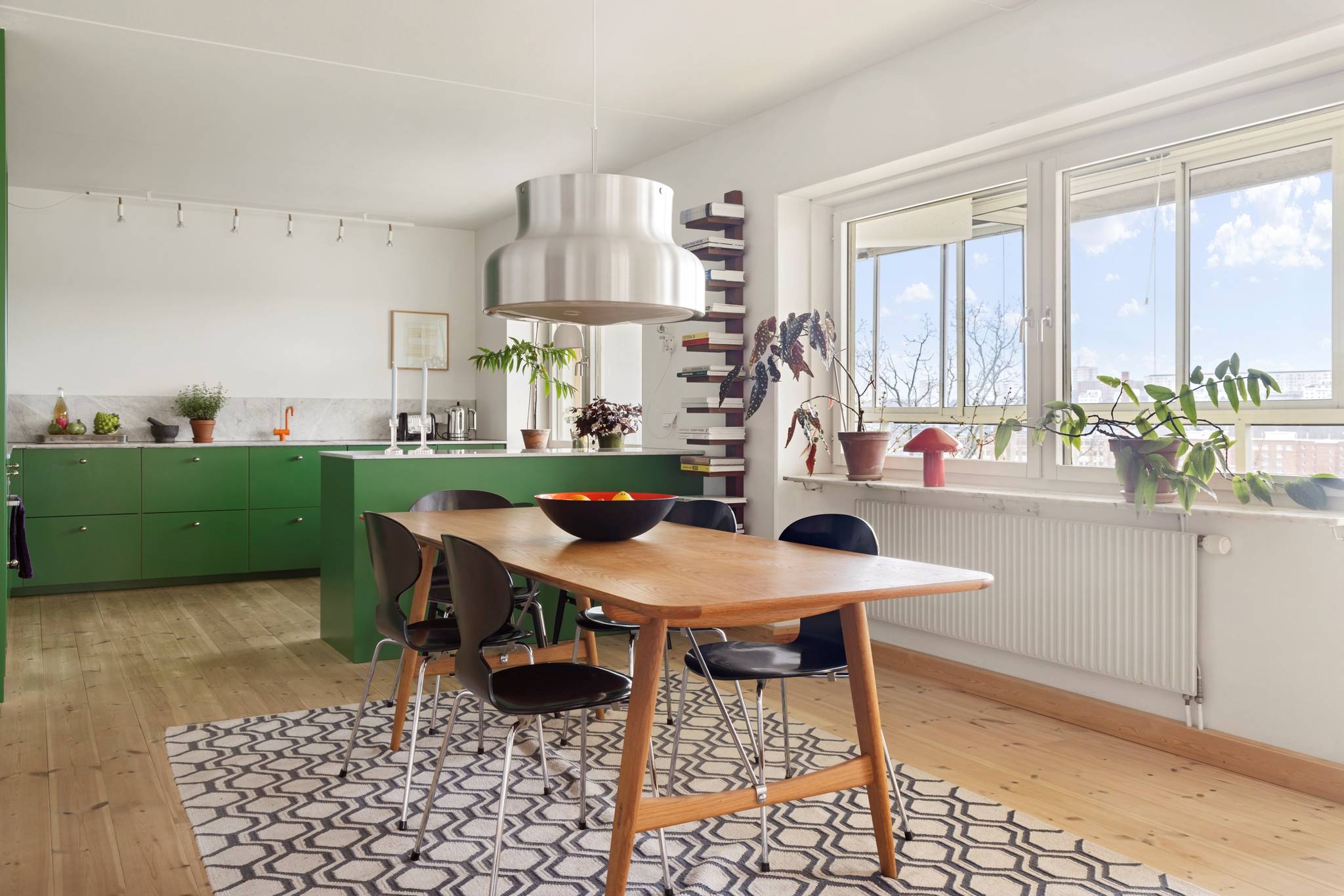 cuisine verte ouverte et salle à manger appartement au style sixties décoration colorée cuisine verte ouverte et salle à manger appartement au style sixties décoration colorée