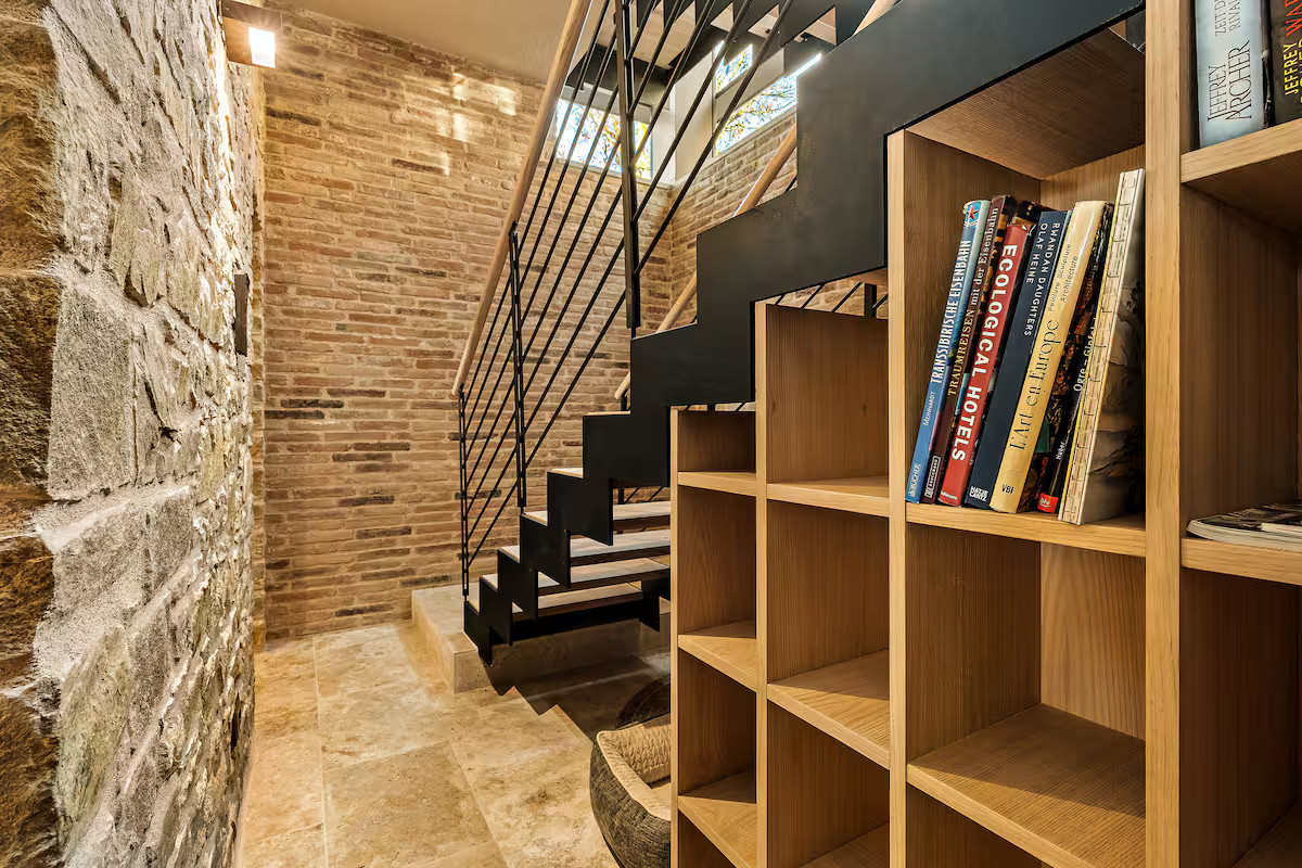 entrée avec escalier design en métal noir et bois maison en pierre avec piscine en Italie La Torre Umbria entrée avec escalier design en métal noir et bois maison en pierre avec piscine en Italie La Torre Umbria